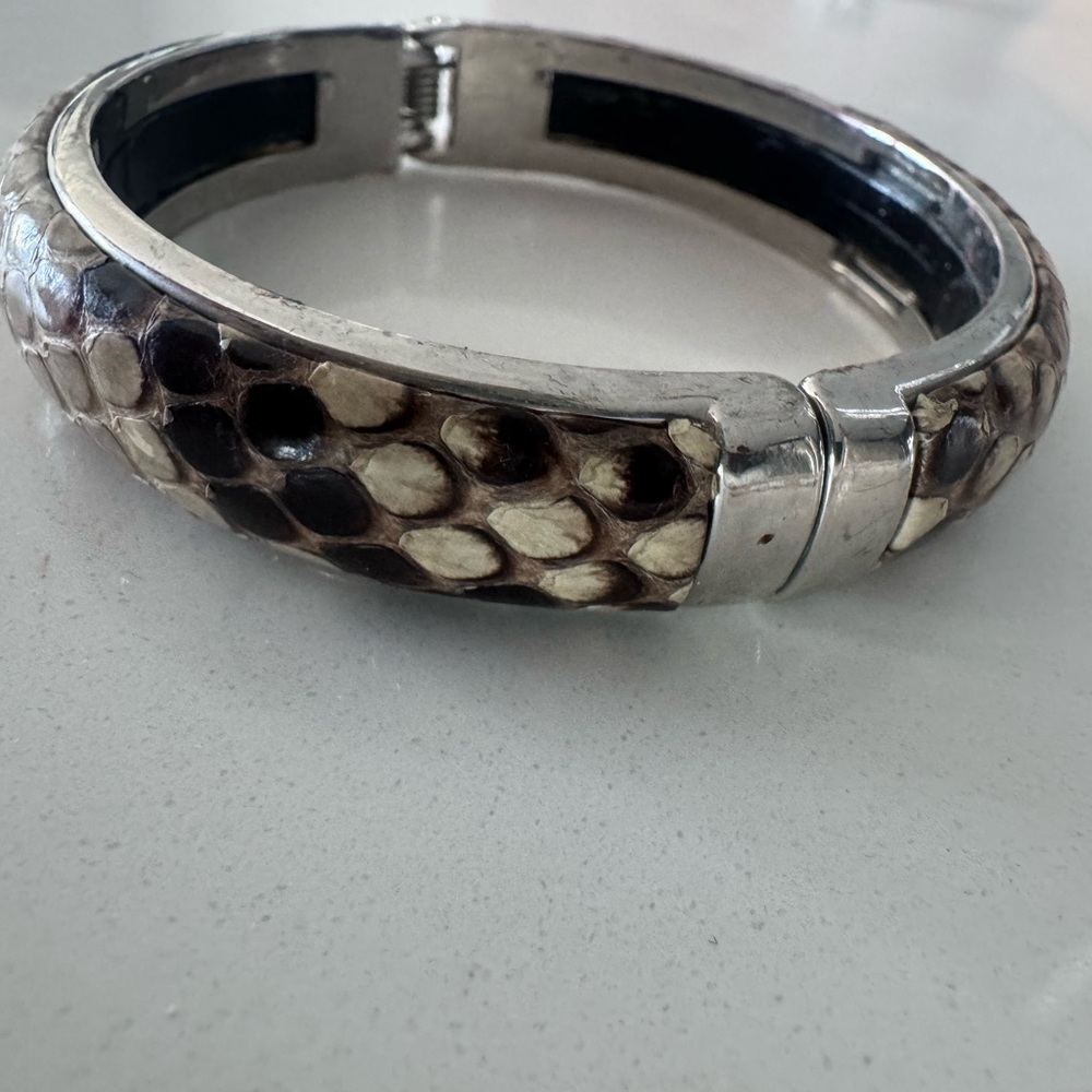 Chic Crocodile Skin  Women's Bracalet